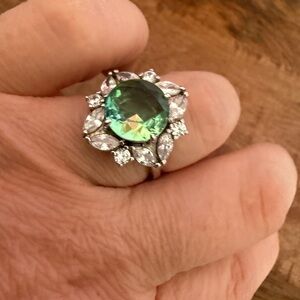 Elegant Green and Silver Women's Ring